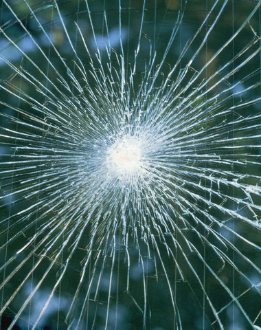 Garlic natural glue fixes cracks in glass