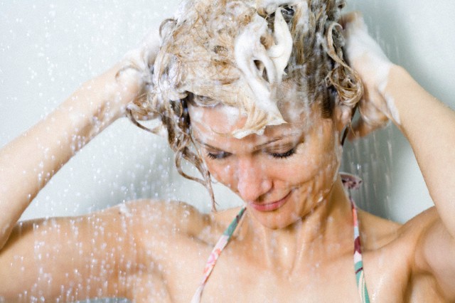 Medicated shampoo treats hair lice
