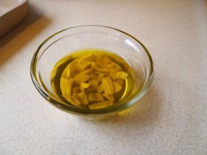 garlic oil benefits uses skin